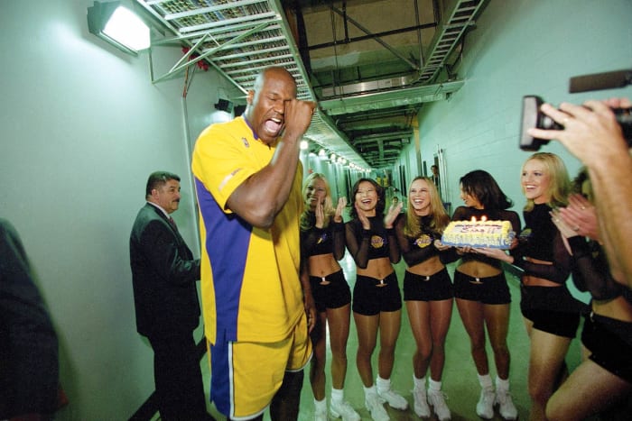 2002-shaquille-o-neal-laker-girls-001250222.jpg